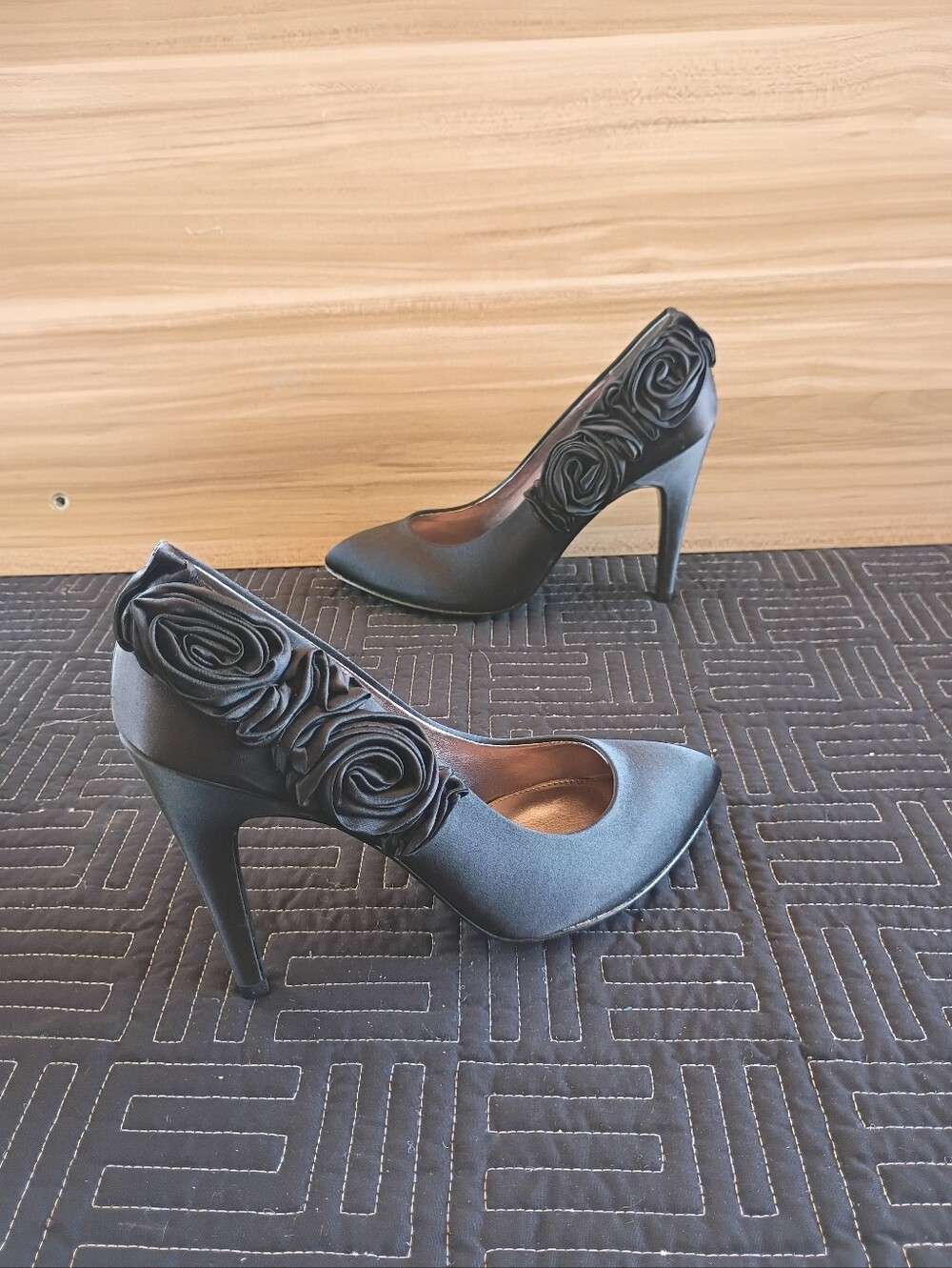 Nina New York Women Heel Sandal Black Satin Upper Flower Accent Shoes Size 7.5